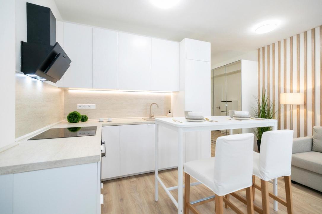 Alure Residences 2 & 24H Self Check-In, Parking In The Garage In The Apartment Building Included, New Building, Terrace, Green Location With A Forest Park With A Lake, Children'S Playground Banská Bystrica Buitenkant foto