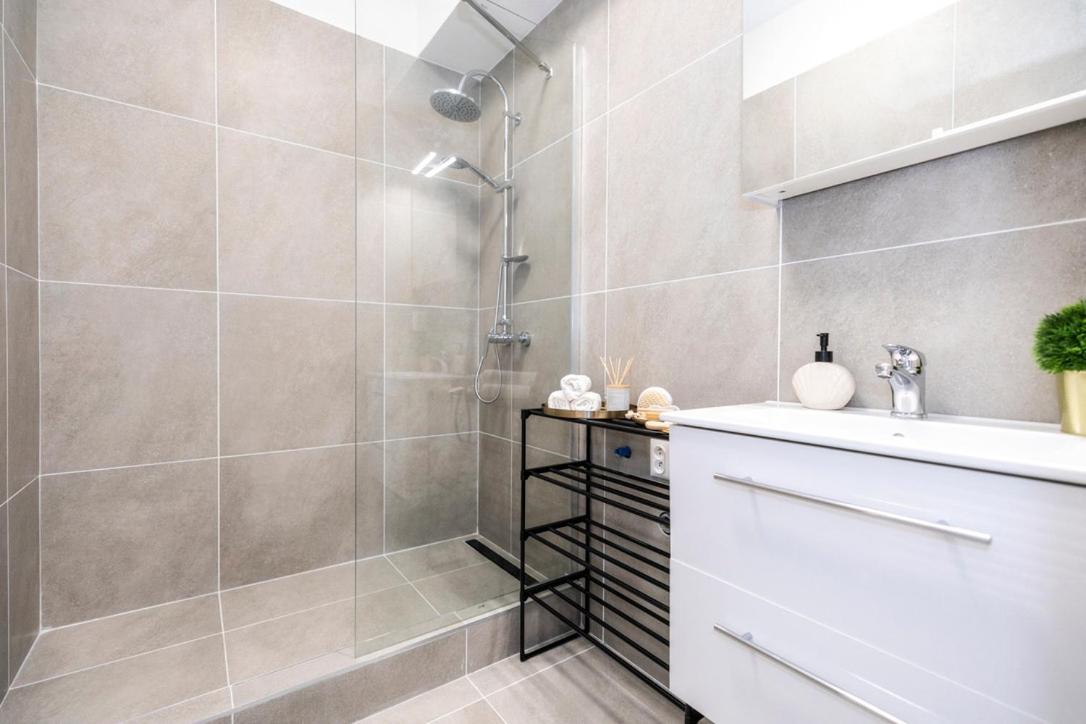 Alure Residences 2 & 24H Self Check-In, Parking In The Garage In The Apartment Building Included, New Building, Terrace, Green Location With A Forest Park With A Lake, Children'S Playground Banská Bystrica Buitenkant foto