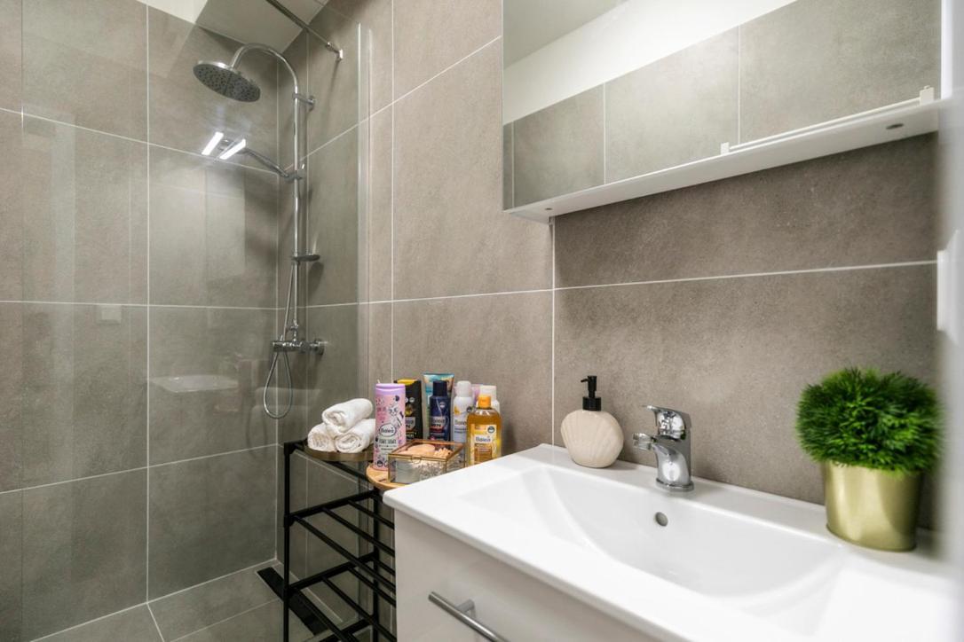 Alure Residences 2 & 24H Self Check-In, Parking In The Garage In The Apartment Building Included, New Building, Terrace, Green Location With A Forest Park With A Lake, Children'S Playground Banská Bystrica Buitenkant foto
