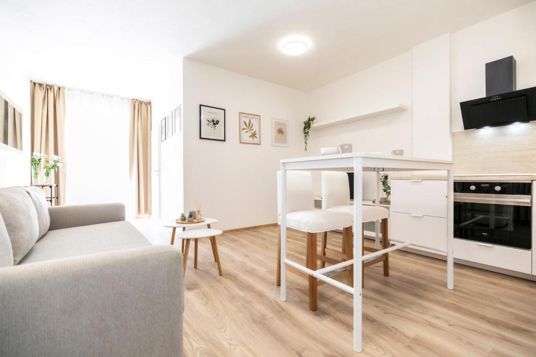 Alure Residences 2 & 24H Self Check-In, Parking In The Garage In The Apartment Building Included, New Building, Terrace, Green Location With A Forest Park With A Lake, Children'S Playground Banská Bystrica Buitenkant foto