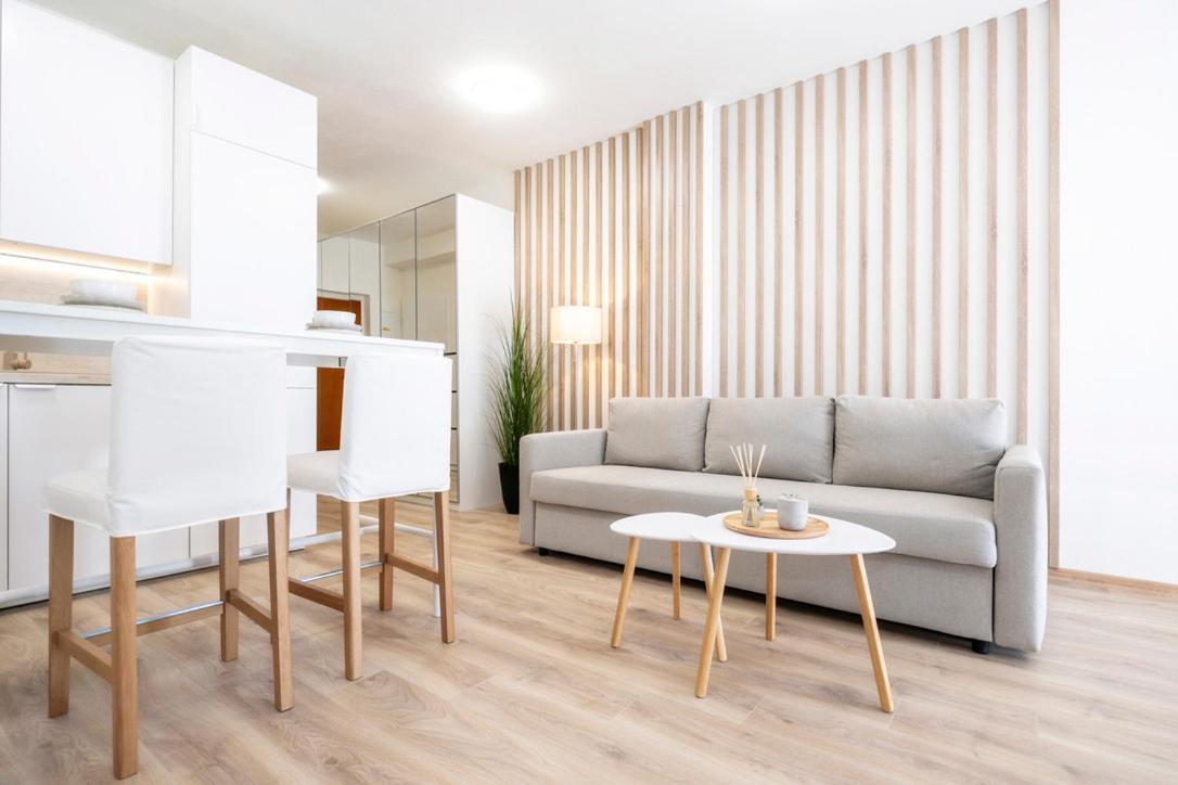 Alure Residences 2 & 24H Self Check-In, Parking In The Garage In The Apartment Building Included, New Building, Terrace, Green Location With A Forest Park With A Lake, Children'S Playground Banská Bystrica Buitenkant foto