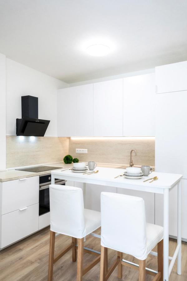 Alure Residences 2 & 24H Self Check-In, Parking In The Garage In The Apartment Building Included, New Building, Terrace, Green Location With A Forest Park With A Lake, Children'S Playground Banská Bystrica Buitenkant foto