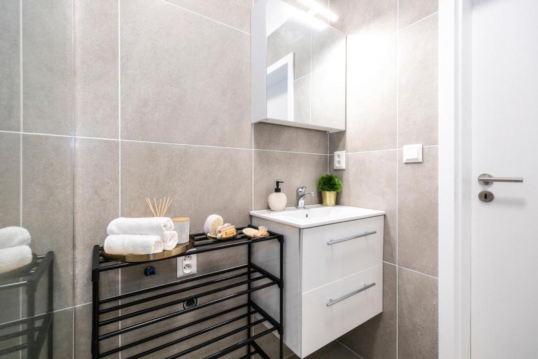 Alure Residences 2 & 24H Self Check-In, Parking In The Garage In The Apartment Building Included, New Building, Terrace, Green Location With A Forest Park With A Lake, Children'S Playground Banská Bystrica Buitenkant foto