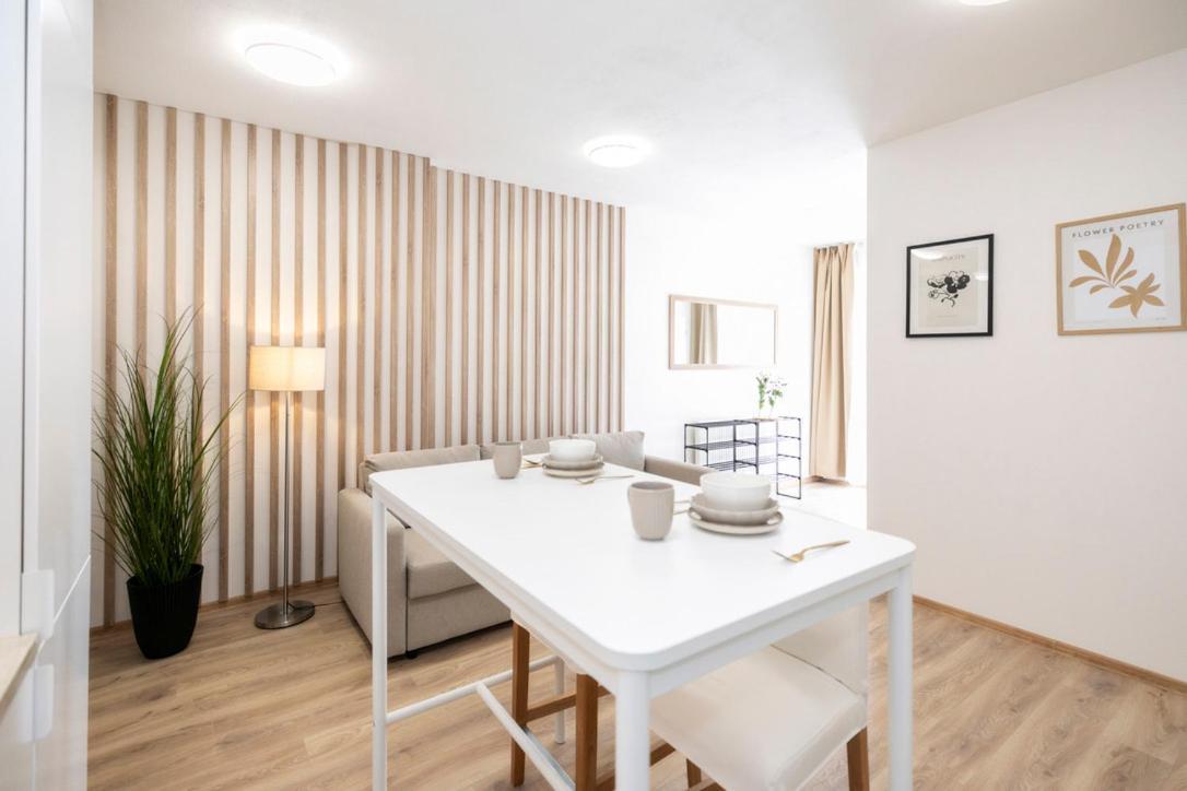 Alure Residences 2 & 24H Self Check-In, Parking In The Garage In The Apartment Building Included, New Building, Terrace, Green Location With A Forest Park With A Lake, Children'S Playground Banská Bystrica Buitenkant foto